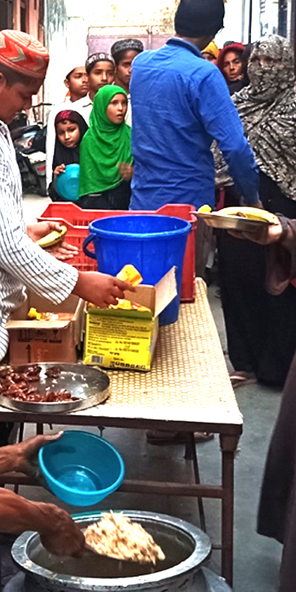 Zakat donation for poor in India through iftaar meal distribution by Daan Foundation